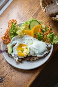 Veganes und vegetarisches Frühstück in Hamburg im Zero-Waste Café "In guter Gesellschaft"