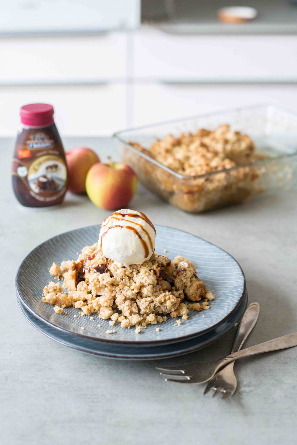 Veganer Apple Crumble mit Vanilleeis und Caramelsoße Veganer Apple Crumble mit Vanilleeis und Caramelsoße