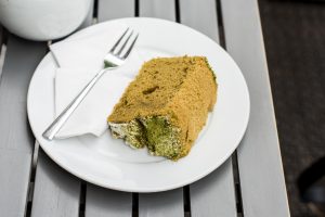 Matcha Kuchen essen im SUZUKI in MÜnchen