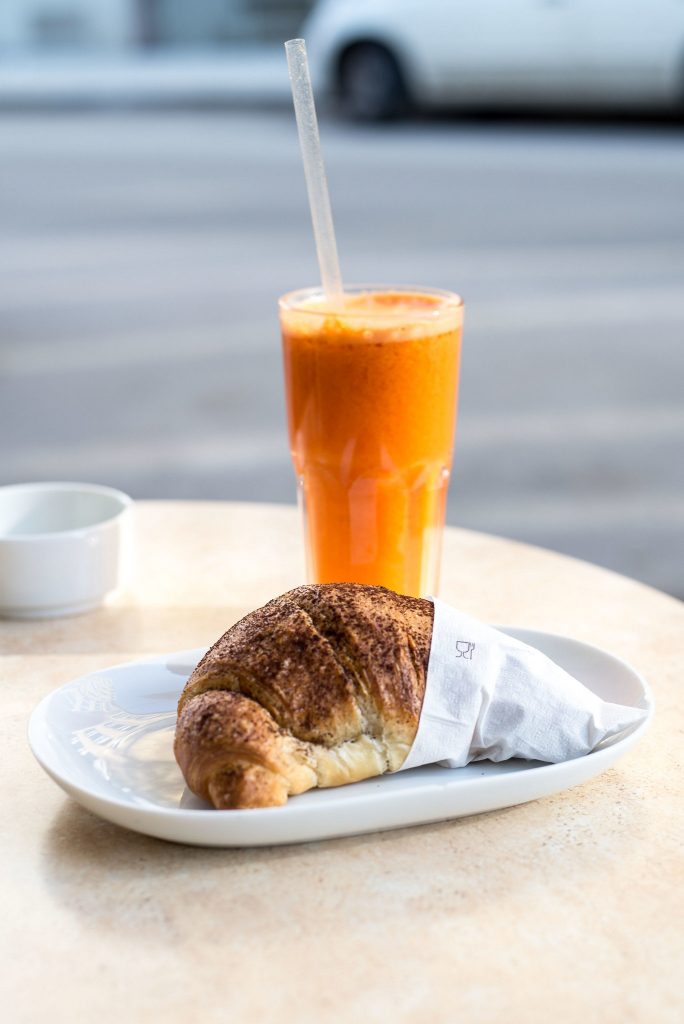 Orangensaft und Cornetto im Café Dinatale