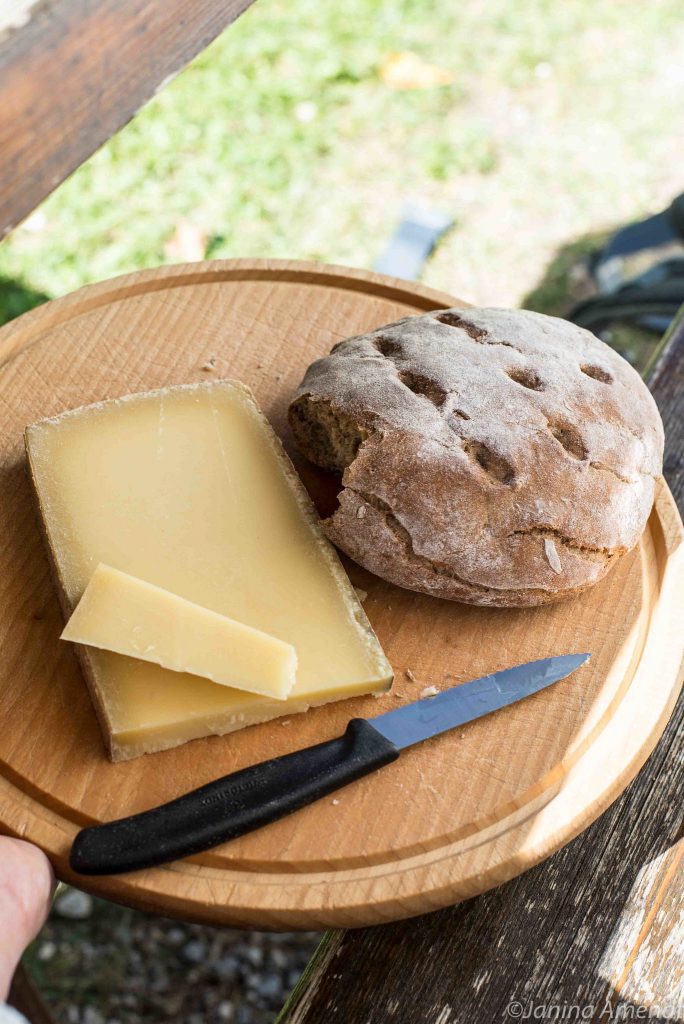 Käse und Brot von der Engalm im Großen Ahornboden