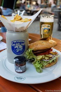 Veganer Burger aus dem Wirtshaus Zinners in Taufkirchen