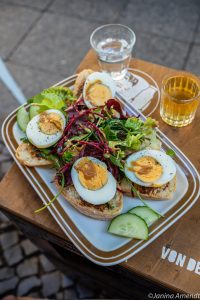 Brot mit Salat und Ei aus dem Café Pomeranze in Neukölln